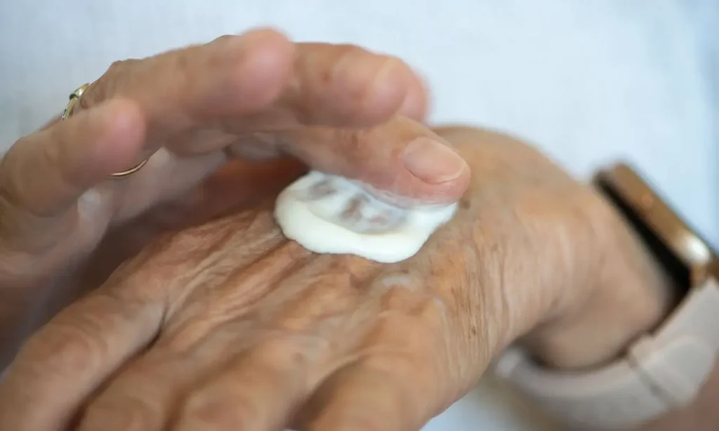 aloe-vera-protetor-solar-para-cuidados-com-maos-envelhecidas-1024x614 Melhores cremes para mãos com manchas e rugas 2025: saiba qual escolher