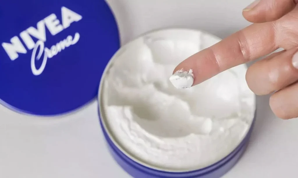 O-famoso-creme-da-latinha-azul-Nivea-e-bom-mesmo-1024x614 O famoso creme da latinha azul Nivea é bom mesmo? Descubra benefícios e usos